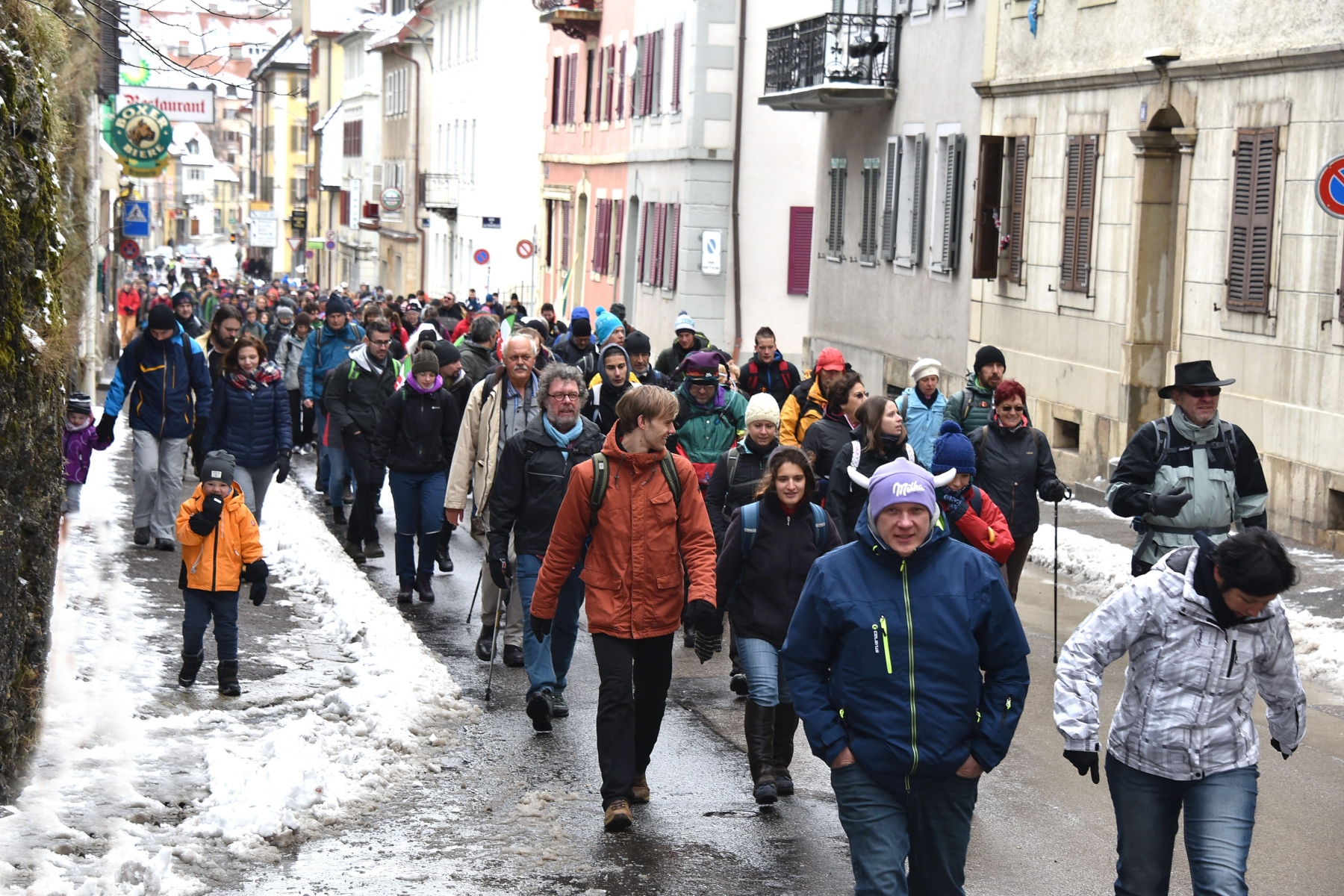 Les marcheurs au départ de La Chaux de Fonds. Photo: Richard Leuenberger