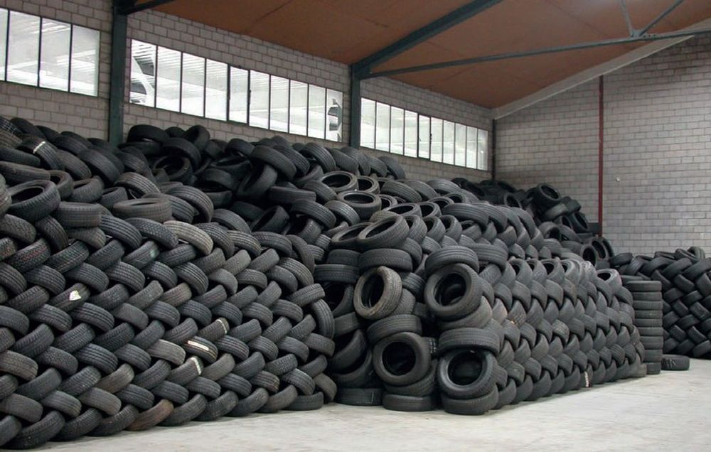 De nombreux stocks de pneus usagés sont déposés dans la nature et doivent être éliminés aux frais des collectivités publiques. 
