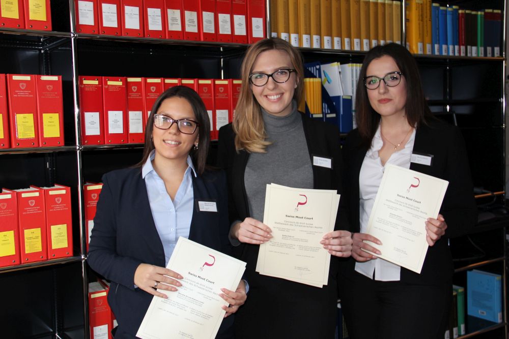Emily Zurfluh, Dzeneta Hrustic et Marcelly De Lima Ribeiro Lucena ont remporté la phase écrite du concours suisse de plaidoirie.