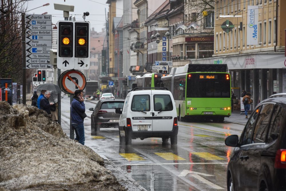 Il n'y a plus d'onde verte le long de l'avenue Léopold-Robert. Il faut compter entre quatre et cinq feux au rouge en l'empruntant de bout en bout.