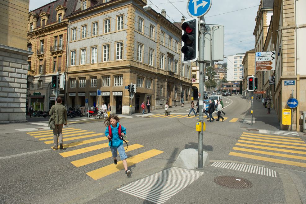 En bas de la rue des Terreaux, à Neuchâtel, le piéton doit se dépêcher pour traverser.