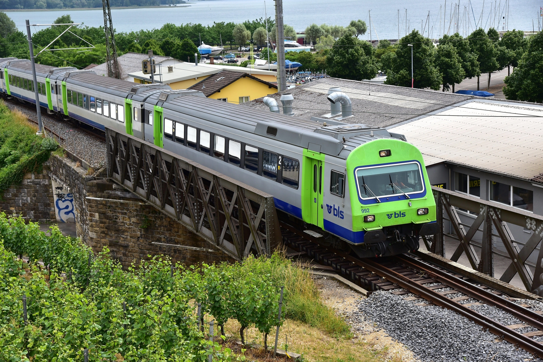 Un train entre Berne et Neuchâtel.