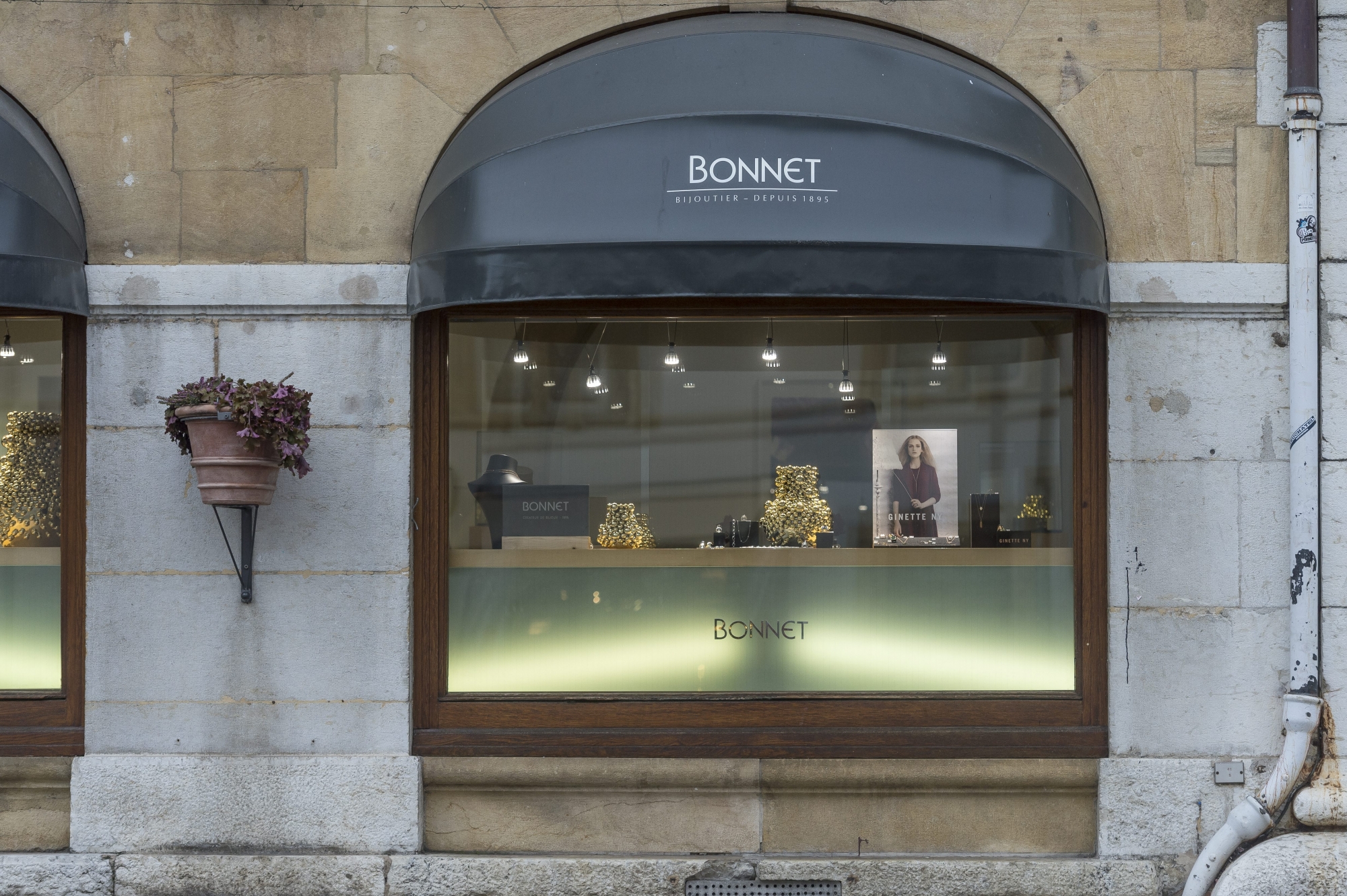 Le braquage a eu lieu à la bijouterie Bonnet au centre-ville de Neuchâtel en juillet 2015.