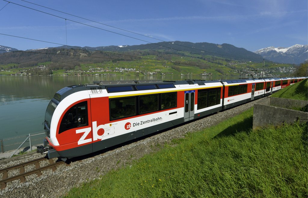 Entre 5 et 6 mètres cube de pierres sont tombés sur la voie jeudi vers 20h15, a indiqué vendredi la compagnie ferroviaire Zentralbahn (zb).