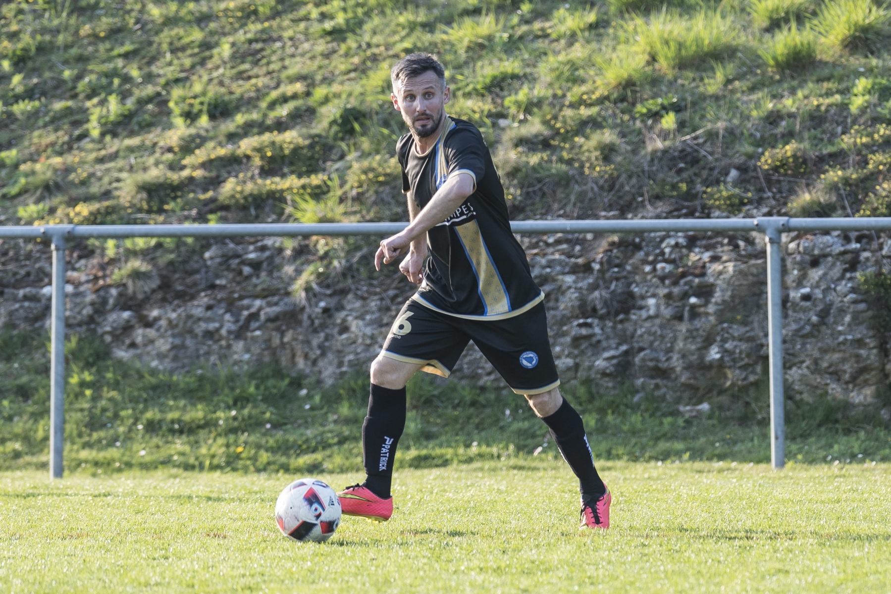 L'entraîneur-joueur, Nijaz Talovic, et Bosna Neuchâtel évoluent en deuxième ligue. 
