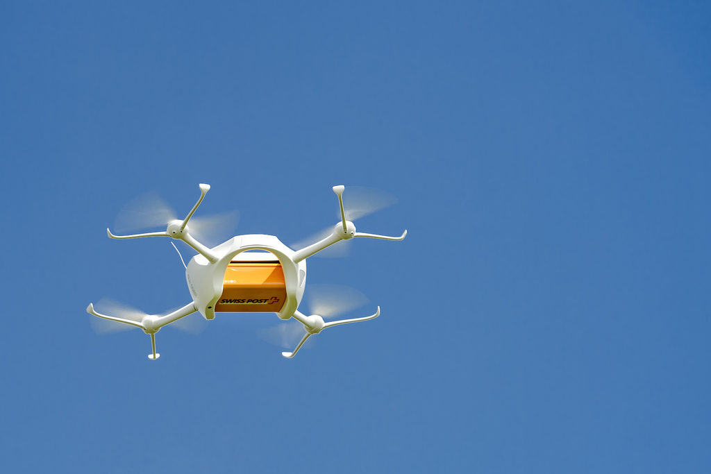 La Poste compte recourir aux drones de plus en plus souvent à l'avenir.