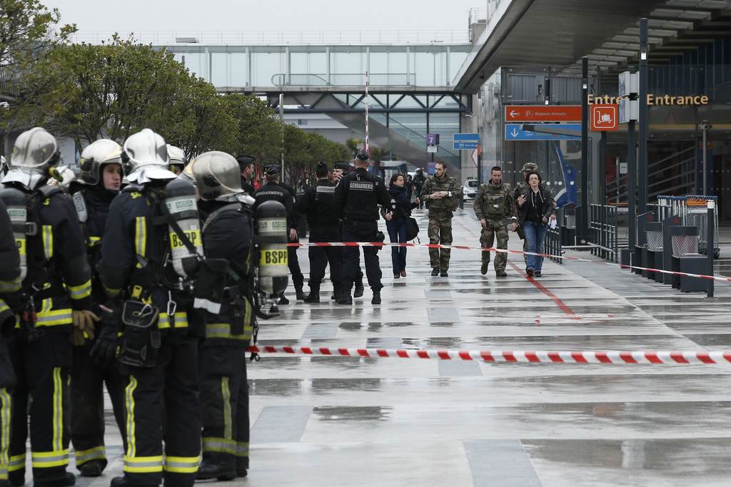 L'assaillant avait volé une voiture et pris la direction de l'Aéroport de Paris-Orly.