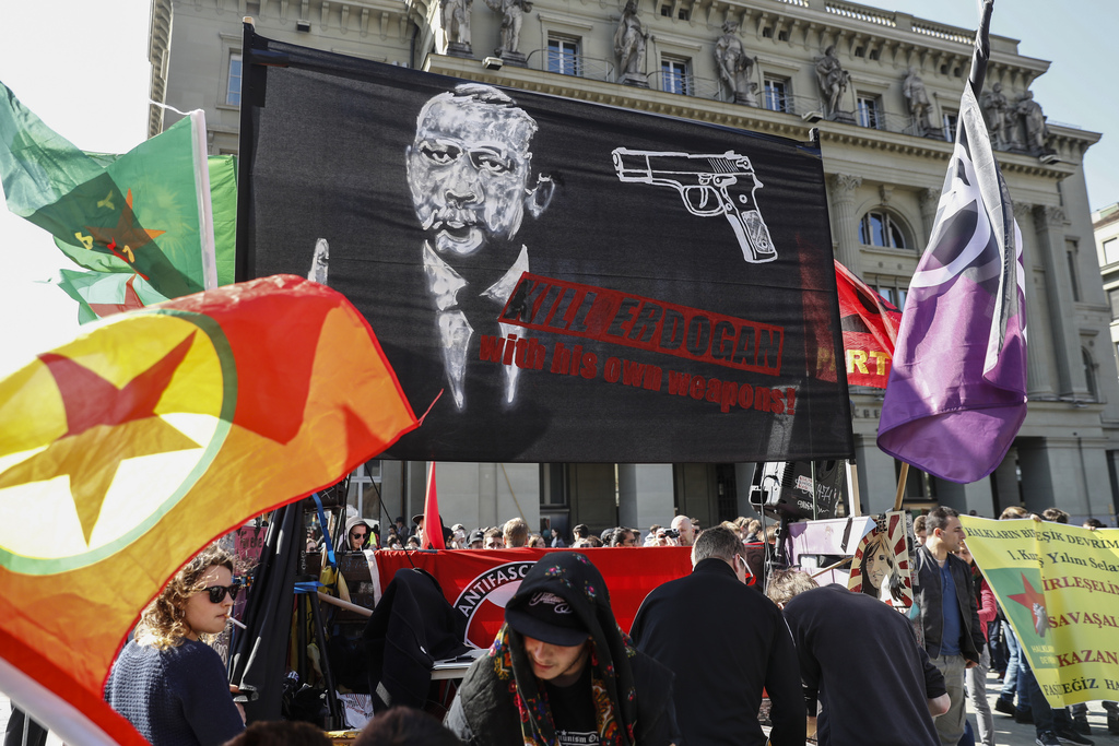 C'est cette banderole contre le président turc Recep Tayyip Erdogan qui a indigné Ankara.