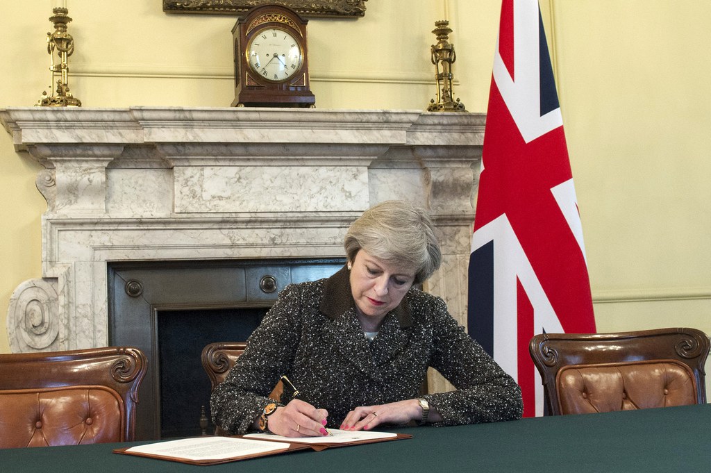 Theresa May signe la fin d'une histoire entre le Royaume-Uni et l'Union européenne.