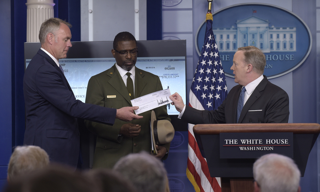 Le porte-parole de Donald Trump a remis un chèque correspondant aux premiers mois de salaire du président américain. 
