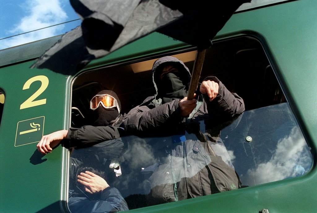 Les individus cagoulés ont actionné le frein d'urgence.