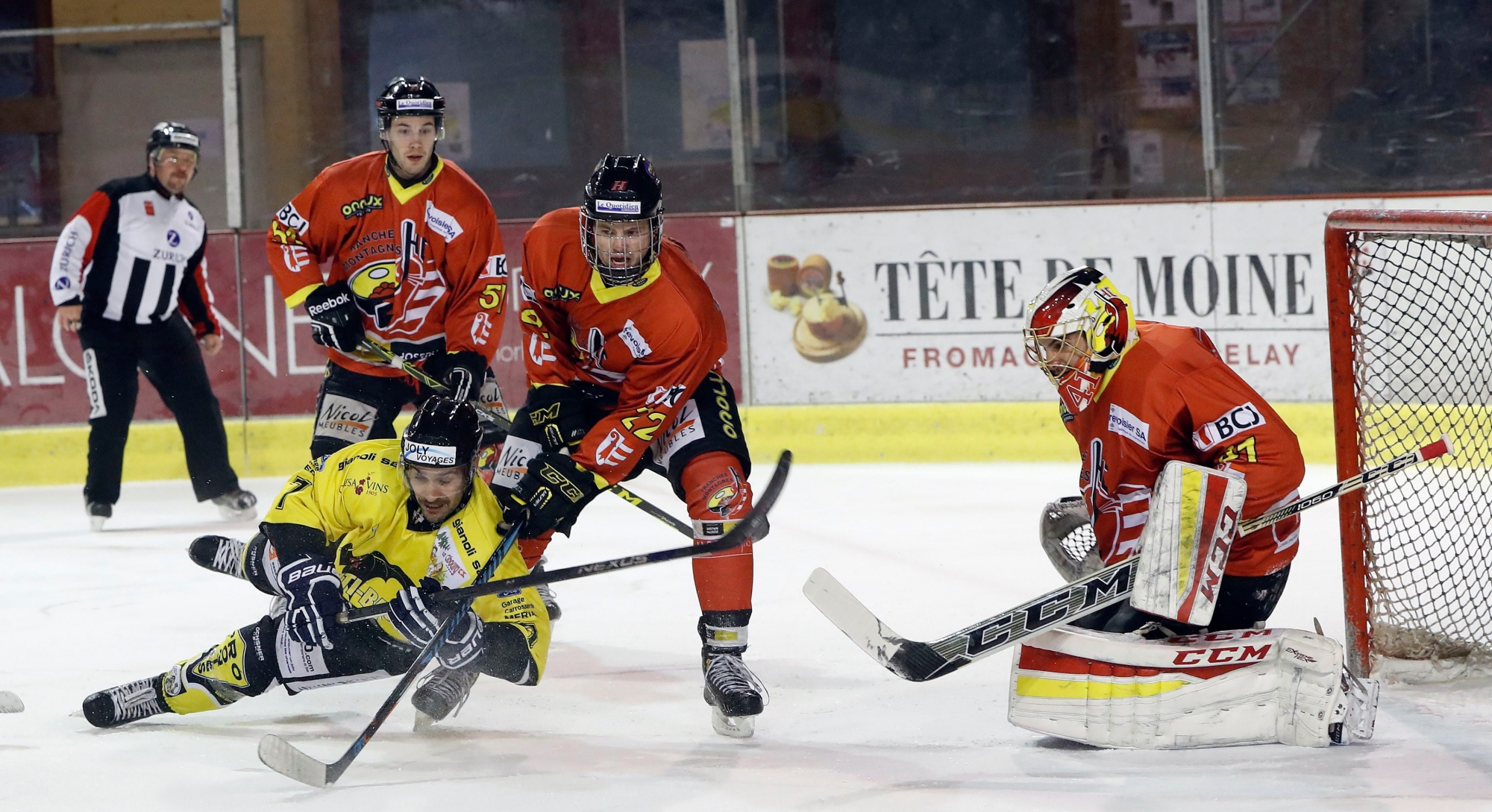 Hockey sur glace première ligue, Saignelégier 24 janvier 2017. HC Franches-Montagnes - HC Saint-Imier 4-3. Photo: Neininger ( Saint-Imier en jaune) chute face à Guichard et Hentzi. (Roger Meier)