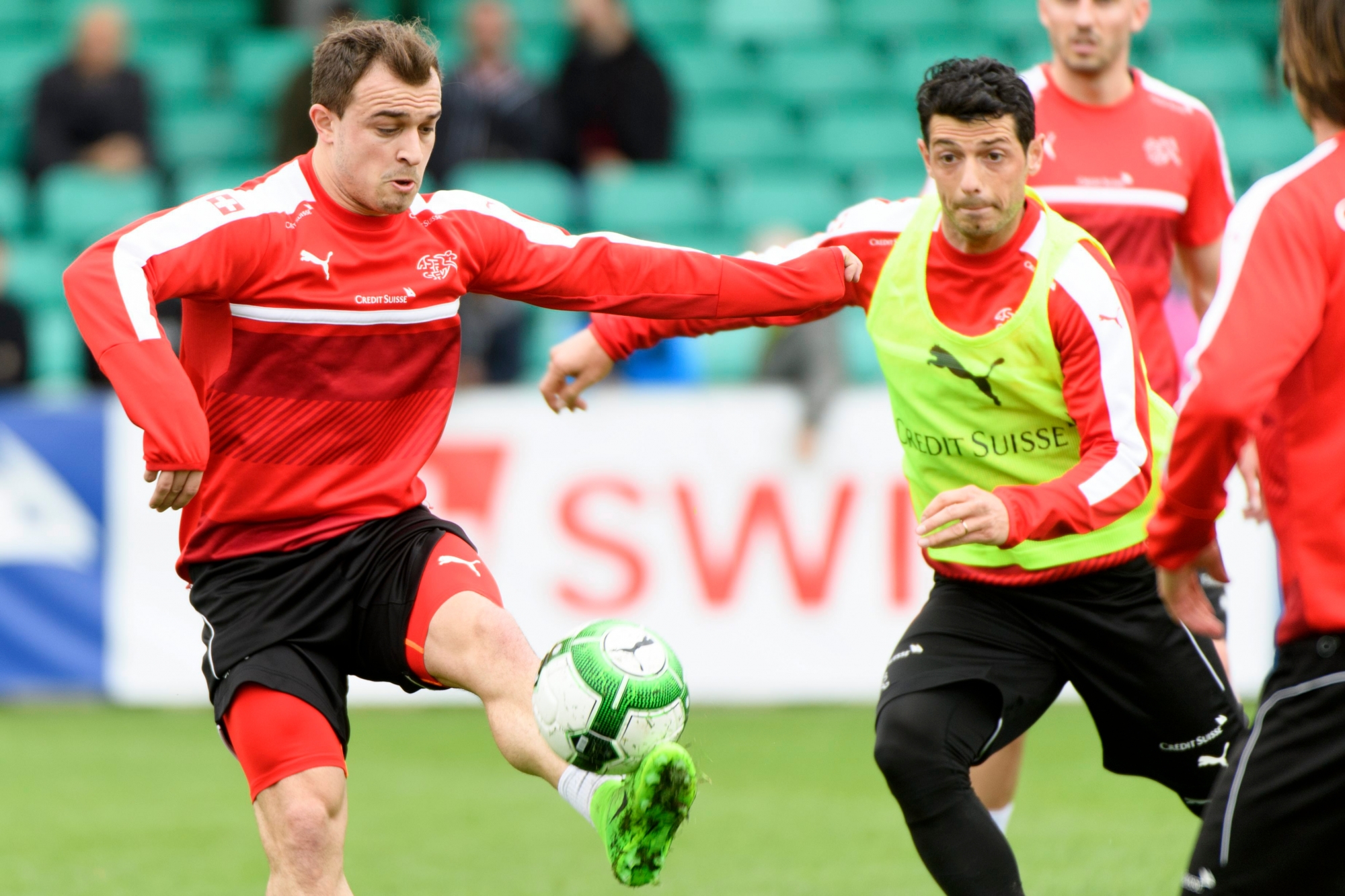 Swiss midfielder Blerim Dzemaili, right, fights for the ball against Swiss forward Xherdan Shaqiri, left, during a training session of the Switzerland soccer national team, at Juan-Antonio Samaranch stadium, in Lausanne, Switzerland, Tuesday, March 21, 2017. Switzerland will plays Latvia next saturday in Geneva for an 2018 Fifa World Cup group B qualification soccer match. (KEYSTONE/Laurent Gillieron) SWITZERLAND SOCCER TRAINING SWISS TEAM