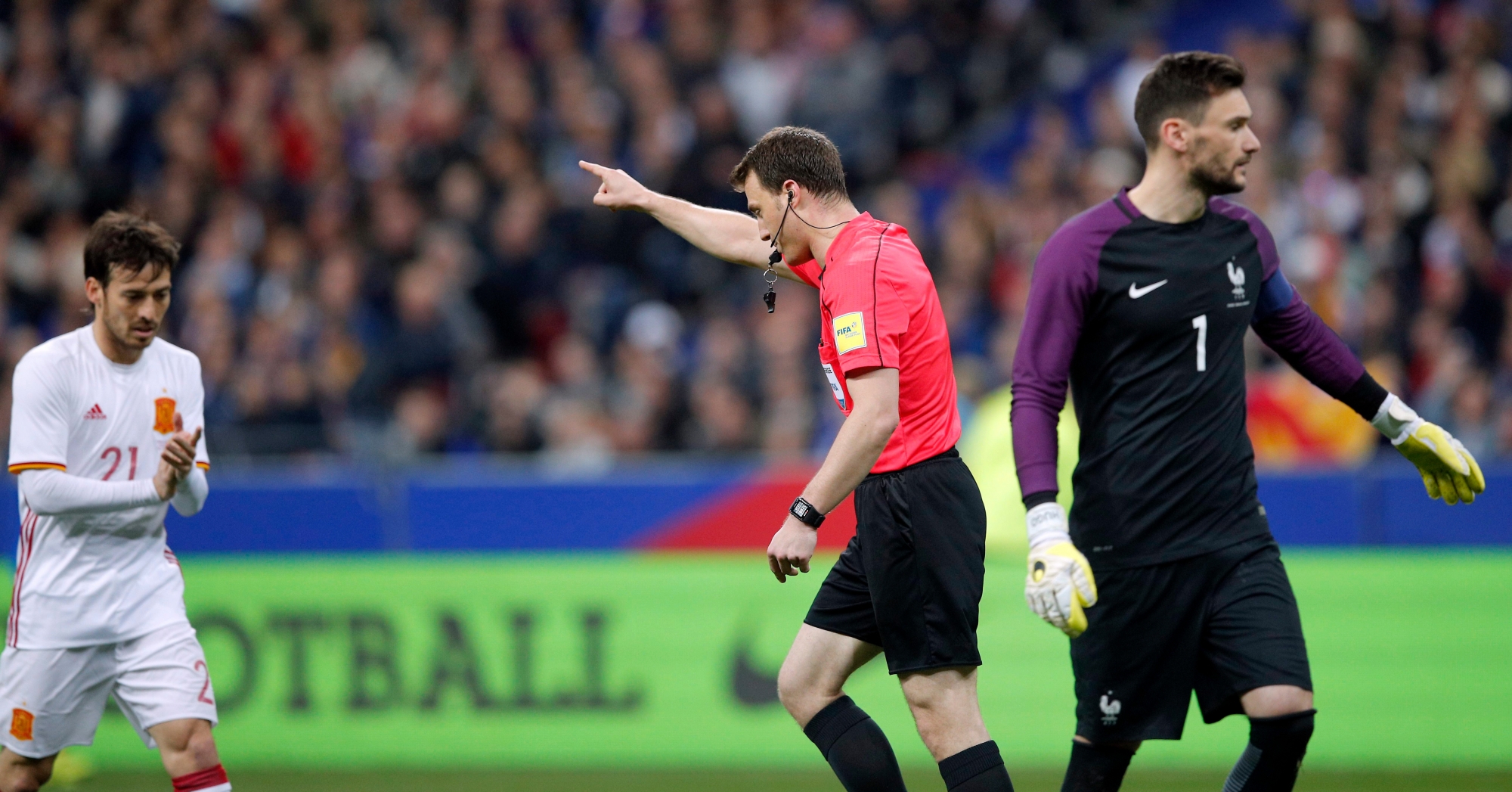 Spain's scorer David Silva, left, applauds as Referee Felix Zwayer, center, from Germany points during the international friendly soccer match between France and Spain at the Stade de France in Paris, France, Tuesday, March 28, 2017. At right is France's goalkeeper Hugo Lloris. (AP Photo/Christophe Ena) France Spain Soccer