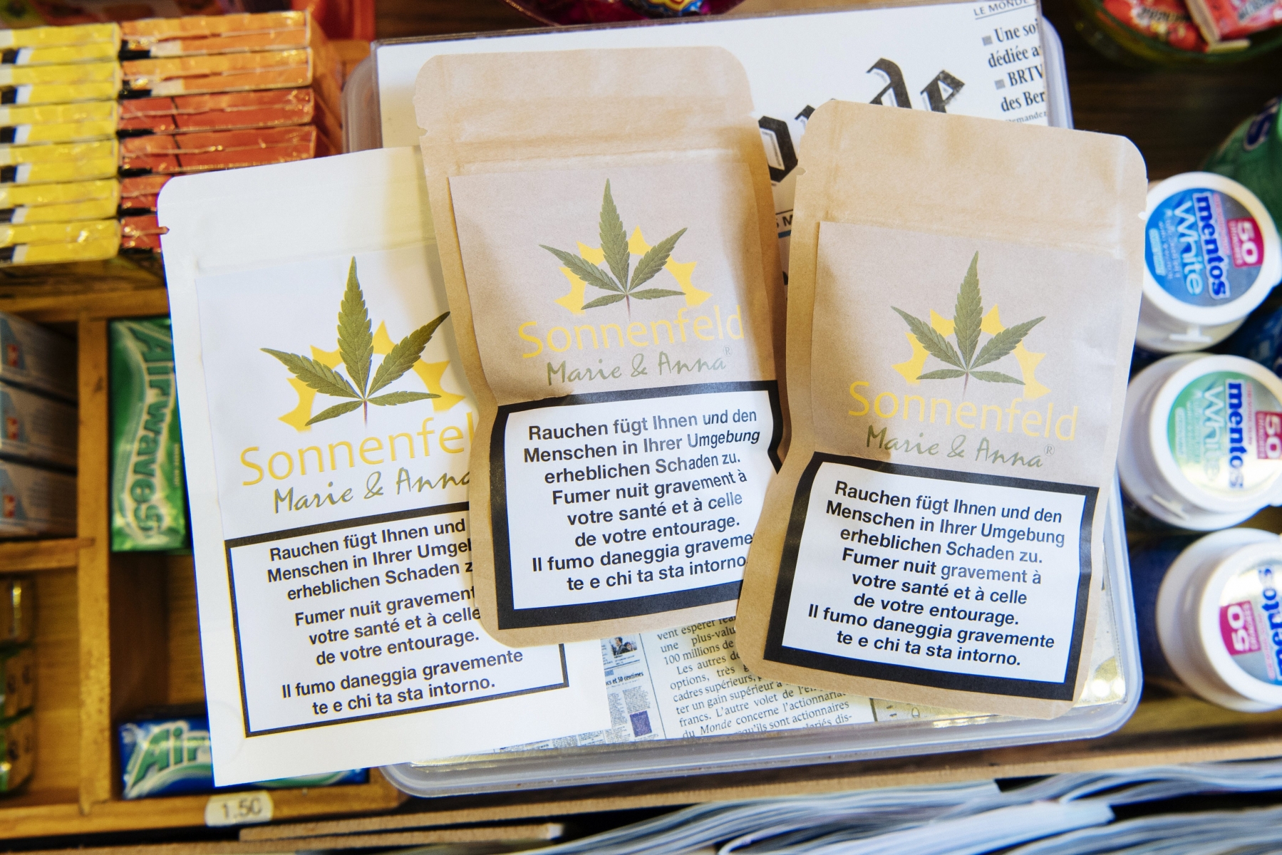 Ces sachets de cannabis sont vendus dans de nombreux kiosques neuchâtelois depuis quelques jours. 