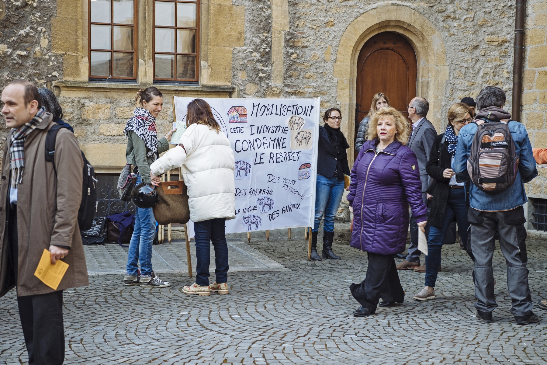 Ce mercredi matin, des membres du collectif citoyen ont manifesté dans la cour du château de Neuchâtel.