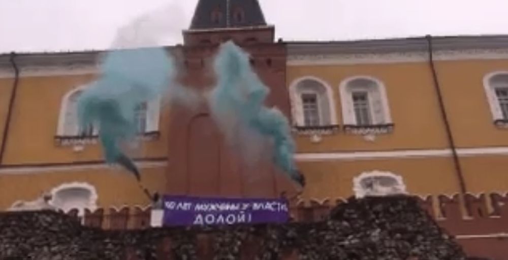 L'une des militantes, l'artiste Ekaterina Nenacheva, a aussi diffusé une vidéo sur Facebook montrant les féministes devant le Kremlin, des fumigènes à la main.