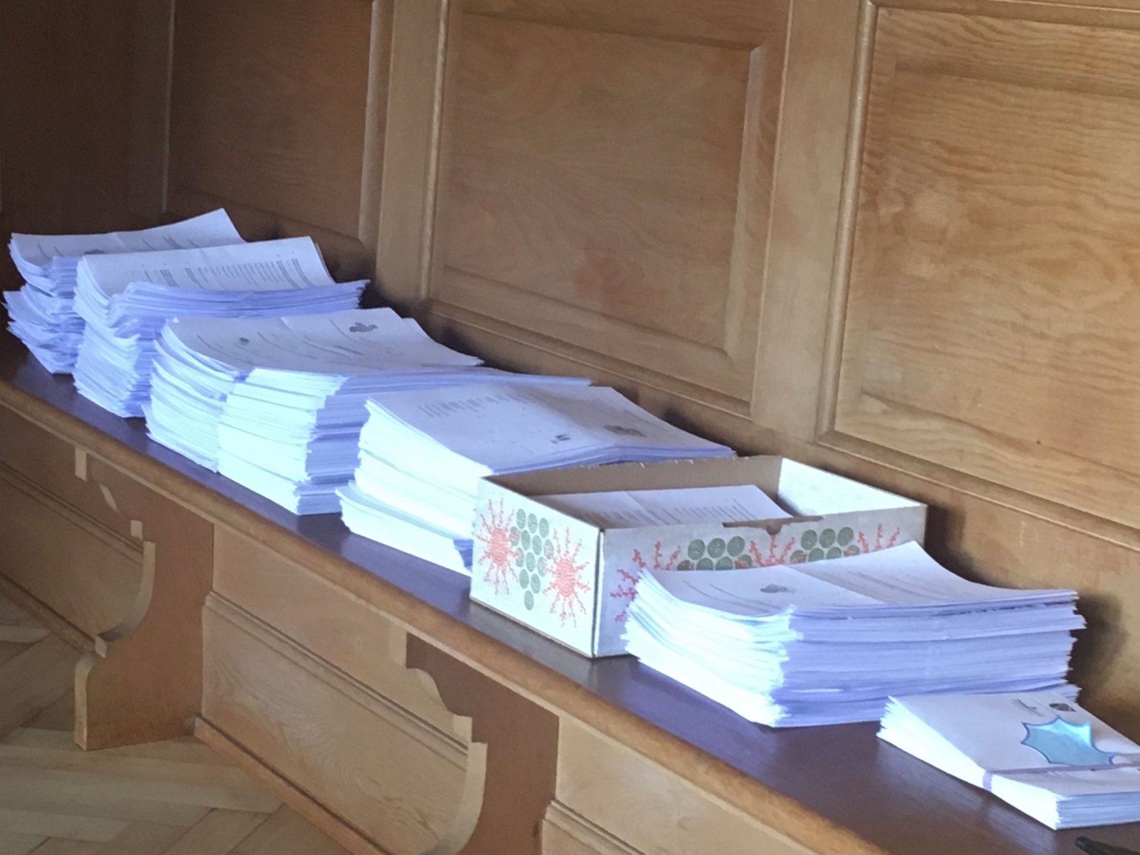 Sur un banc de la salle du Conseil communal, ce matin, à l'Hôtel-de-Ville du Locle: les 3192 questionnaires retournés remplis aux communes par Brenassiers et Loclois.