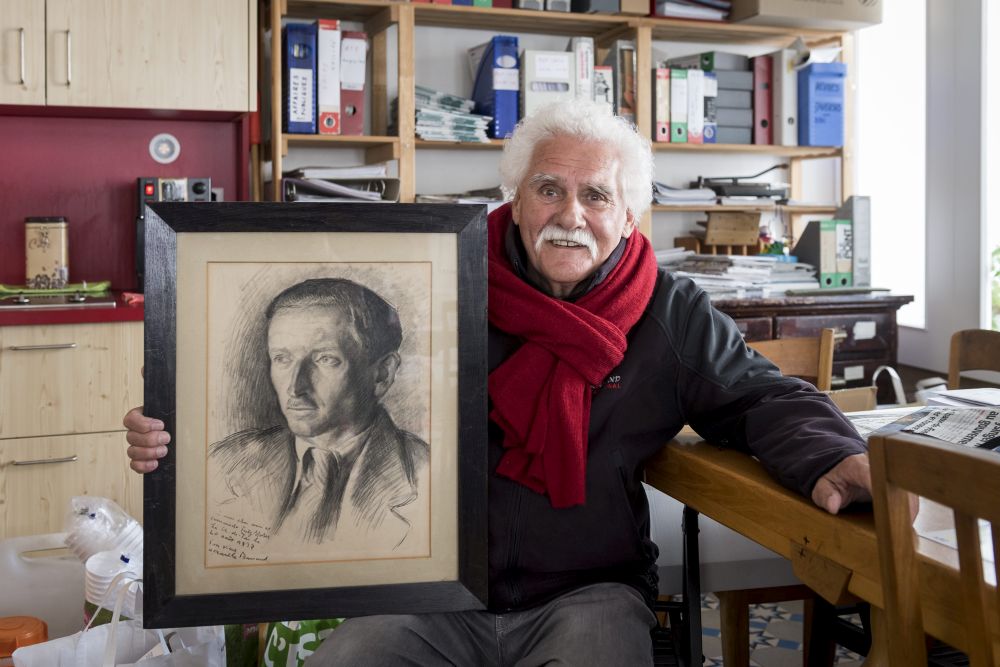 L'ancien permanent du POP Charles de La Reussille tient le portrait de Fritz Moser, celui qui a vu Lénine.