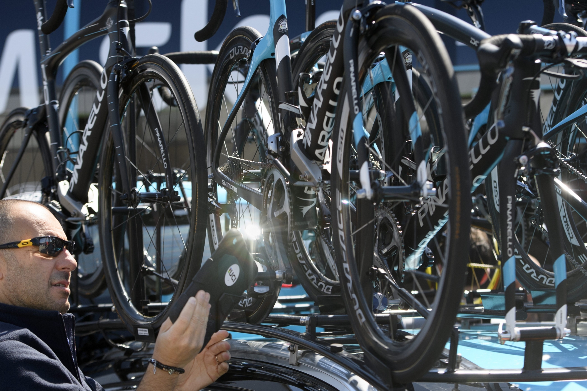Un contrôleur de l'UCI passe au scanner les vélos du Team Sky