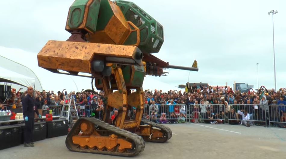 Le robot américain mesure près de 5 mètres et pèse 12 tonnes. Un sacré adversaire!