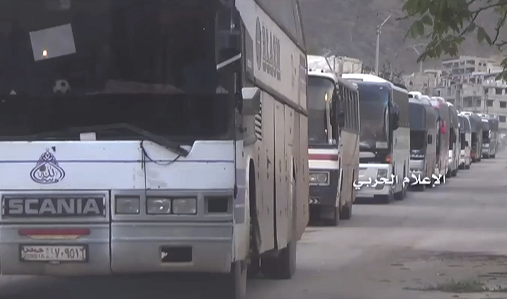 Les bus transportent des milliers de personnes qui doivent être évacuées.