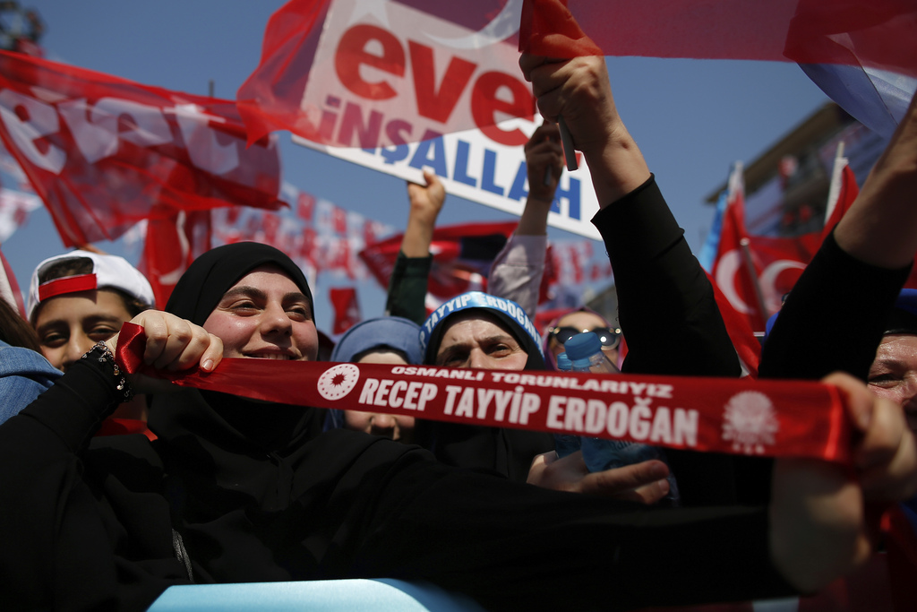 Ce référendum a profondément divisé la population turque, entre partisans du Oui et du Non.