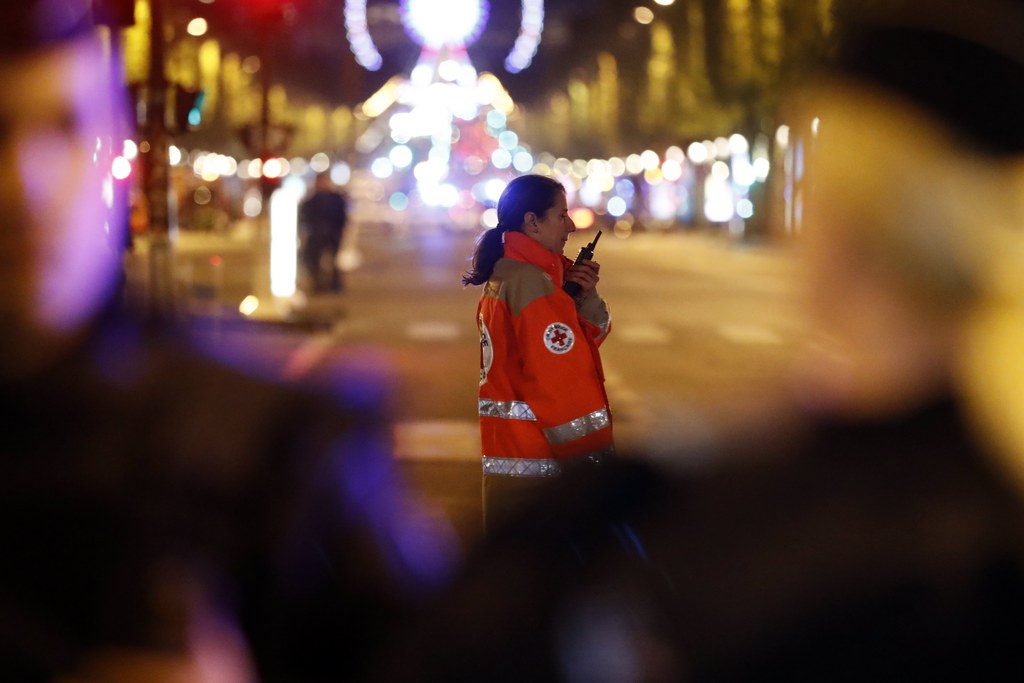 Un avis de recherche a été lancé pour retrouver un potentiel complice de l'auteur de la fusillade à Paris.