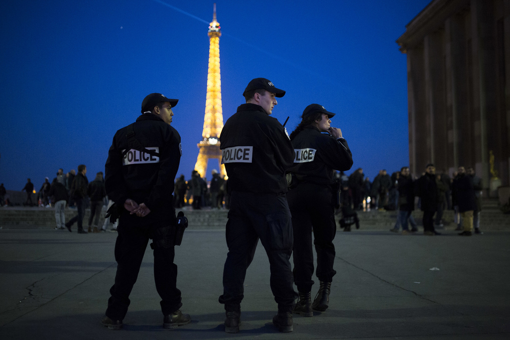 Le 20 avril, trois jours avant le premier tour de la présidentielle, un homme de 39 ans a tué un policier de 37 ans, Xavier Jugelé, de deux balles dans la tête sur les Champs-Élysées.
