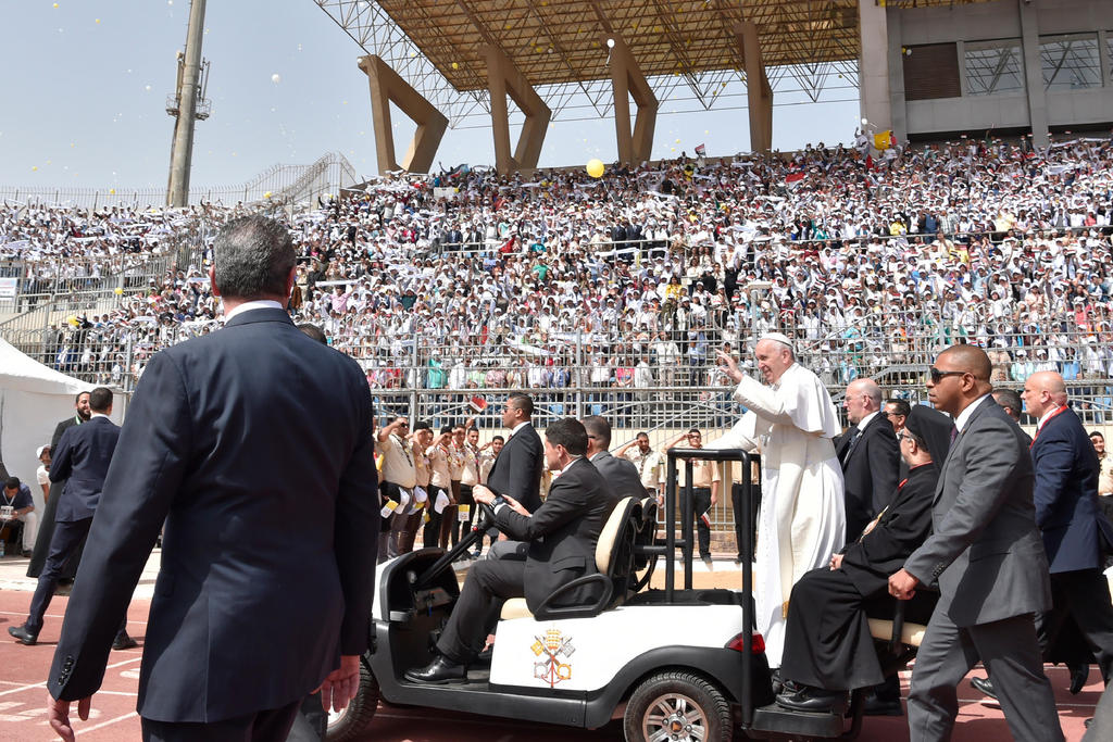 Après une série d'attentats contre les coptes d'Egypte, la visite du pape se déroule sous très haute sécurité.