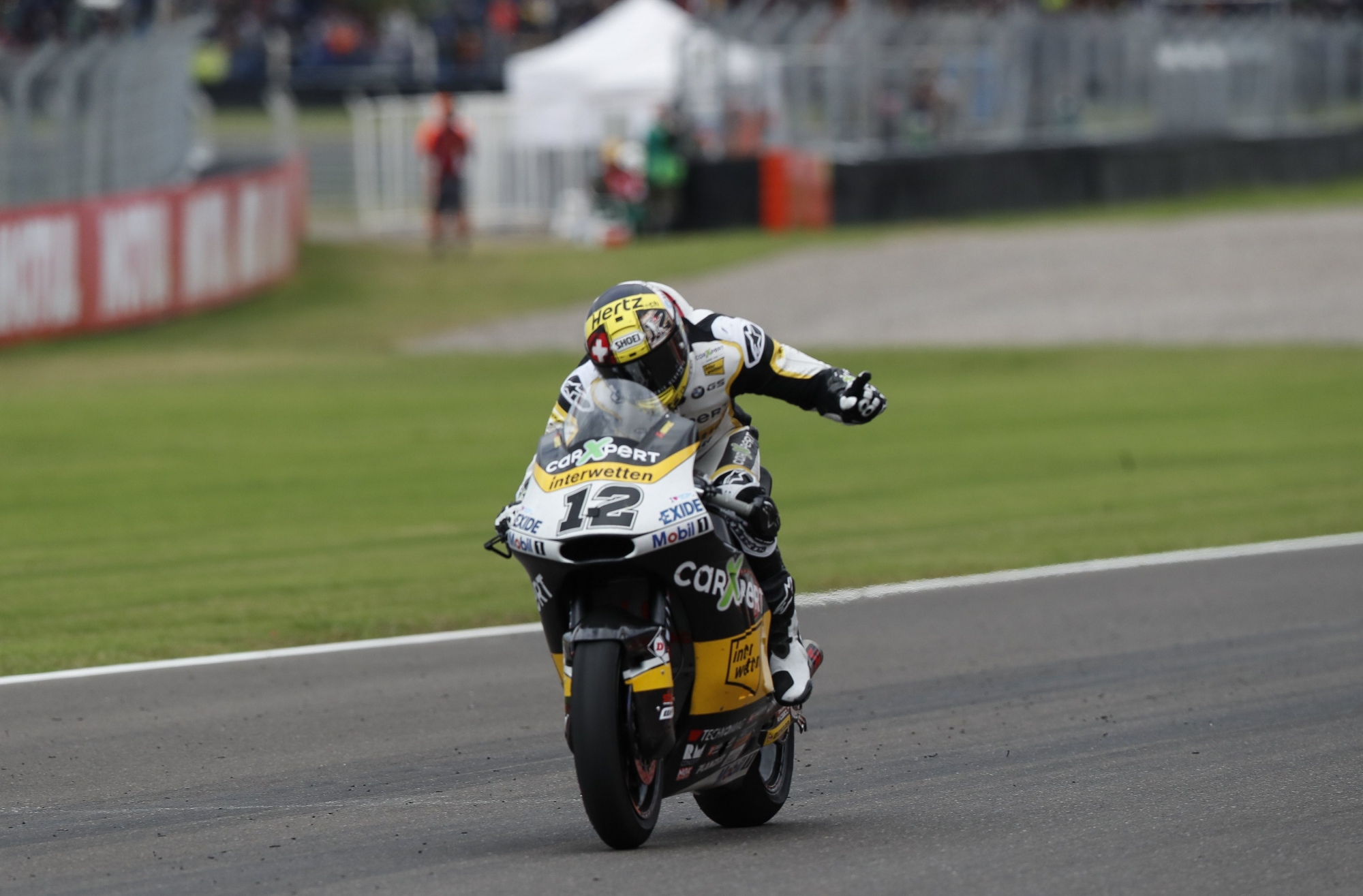 epa05900033 Swiss rider Thomas Luthi of Kalex celebrates his third place during the Moto 2 Category race at the Grand Prix of Argentina MotoGP, in the Termas de Rio Hondo, Santiago del Estero, Argentina, 09 April 2017.  EPA/David Fernandez ARGENTINA MOTOCYCLING GRAND PRIX