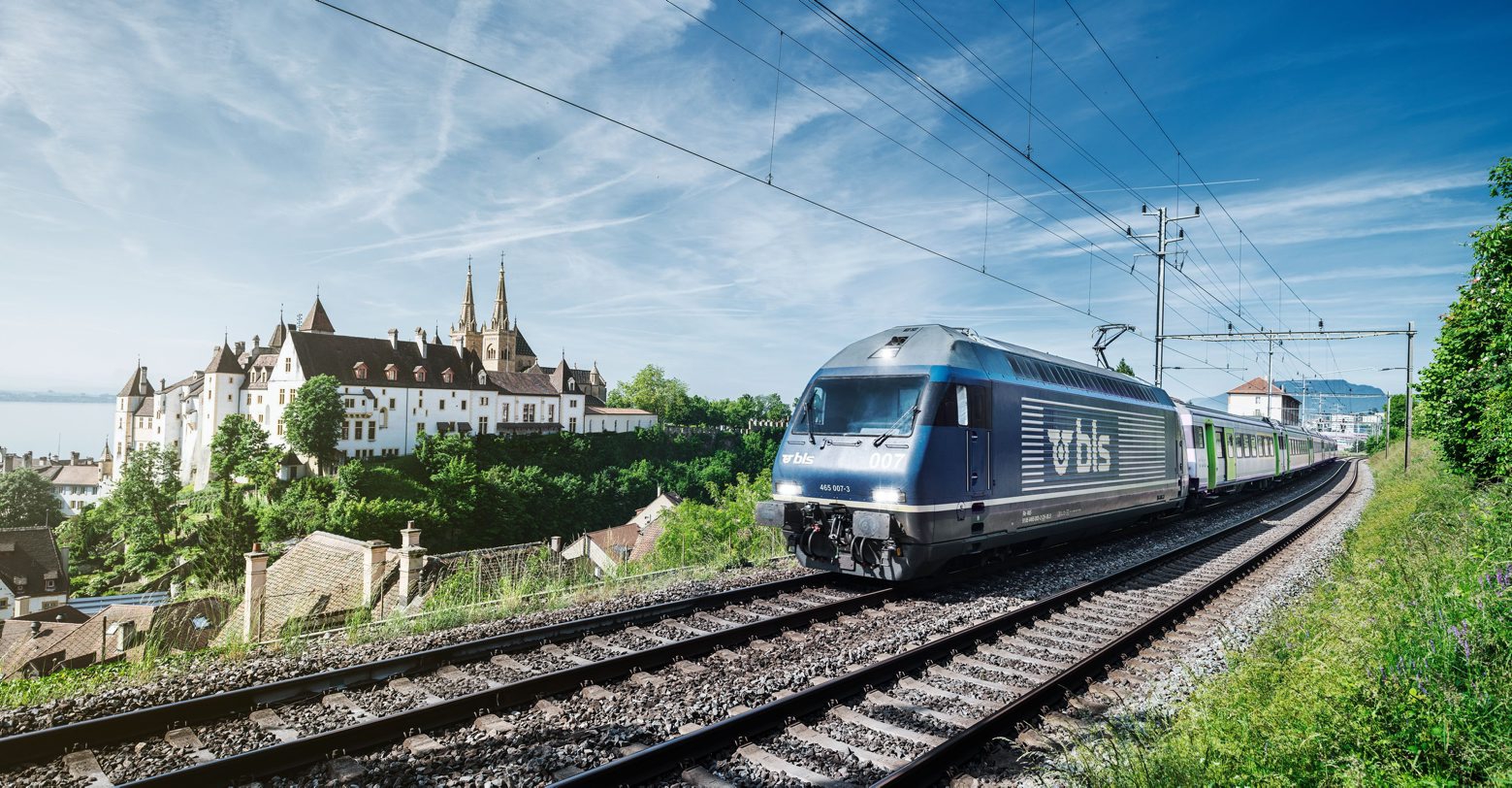 Un train du BLS en route pour La Chaux-de-Fonds depuis la gare de Neuchâtel.