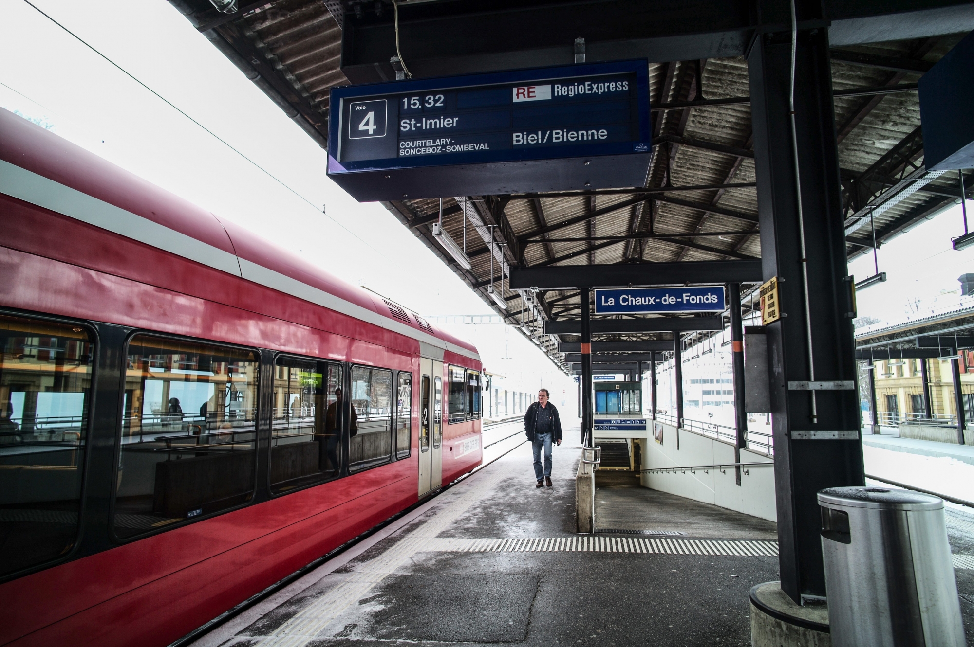 Quai de gare direction Bienne par Saint-Imier.

LA CHAUX-DE-FONDS 16 02 2016
Photo: Christian Galley LA CHAUX-DE-FONDS