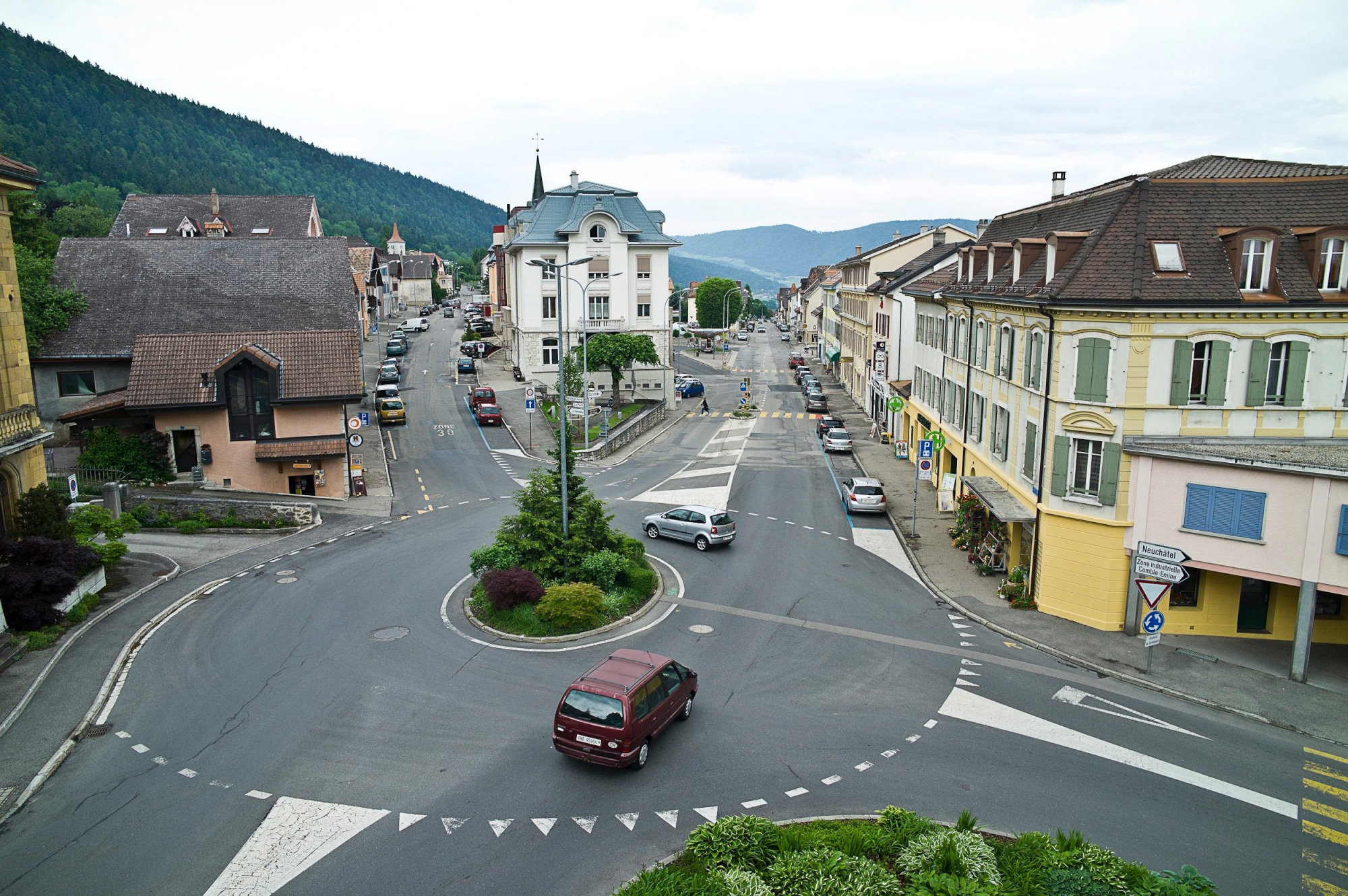 Centre du village

Cernier, le 08 06 2010
Photo Guillaume Perret  VAL-DE-RUZ