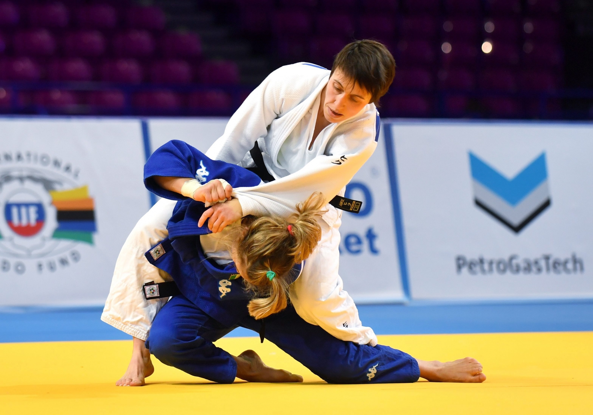 Evelyne Tschopp (white) of Switzerland and Odette Giuffrida (blue) of Italy are seen in action during the bronze medal fight in the -52 kg women category, during the first day of the European Judo Championships 2017 at Torwar Hall in Warsaw, Poland, 20 April 2017. Evelyne Tschopp won the bronze medal. (KEYSTONE/PAP/Bartlomiej Zborowski) POLAND JUDO EUROPEAN CHAMPIONSHIPS 2017