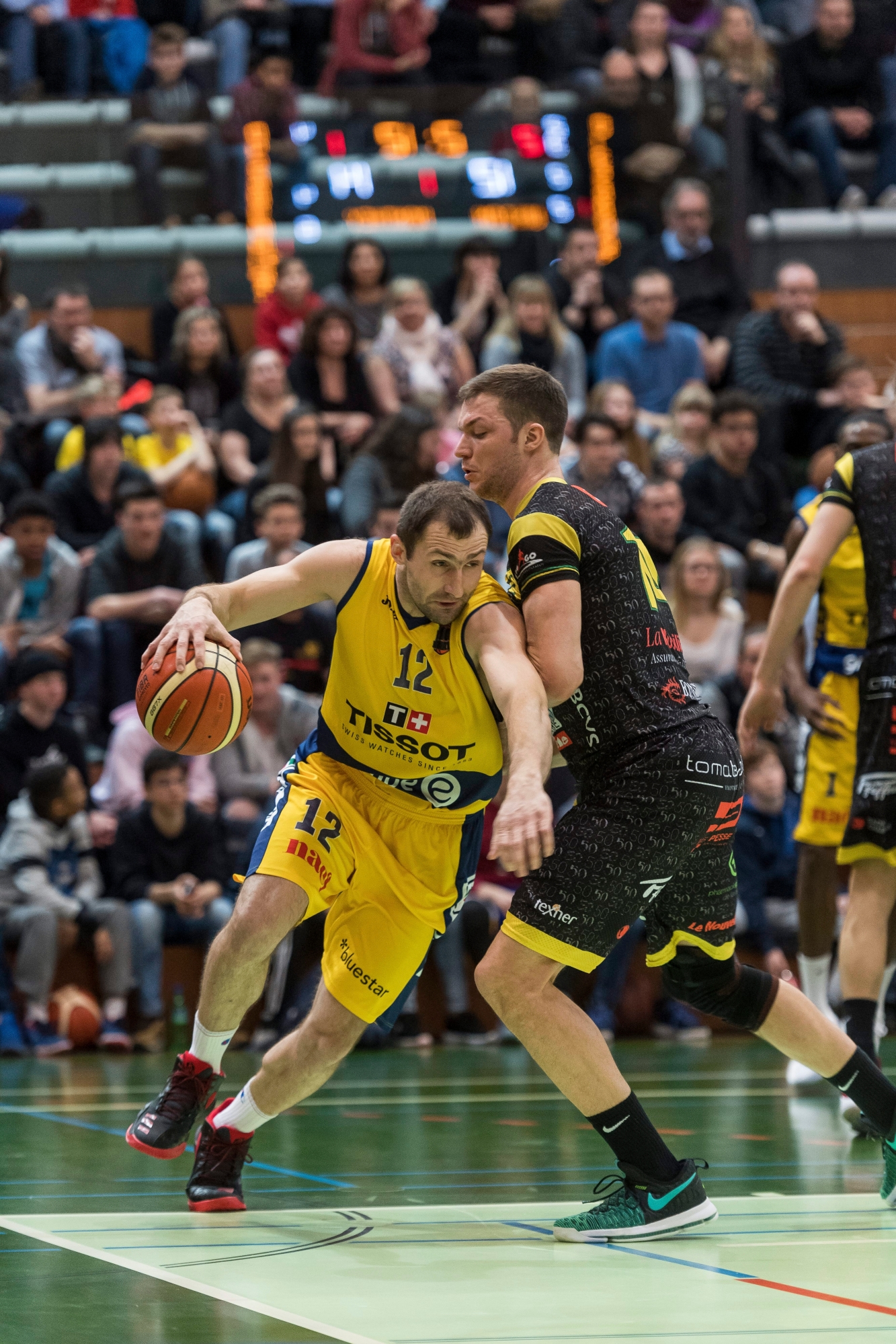 Basketball : Union Neuchtel - Monthey
A gauche en jaune Raimundas Danys (12) et a droite en noir Jonathan Dubas (14)

Neuchatel, le 04.03.2017
Photo : Lucas Vuitel BASKETBALL