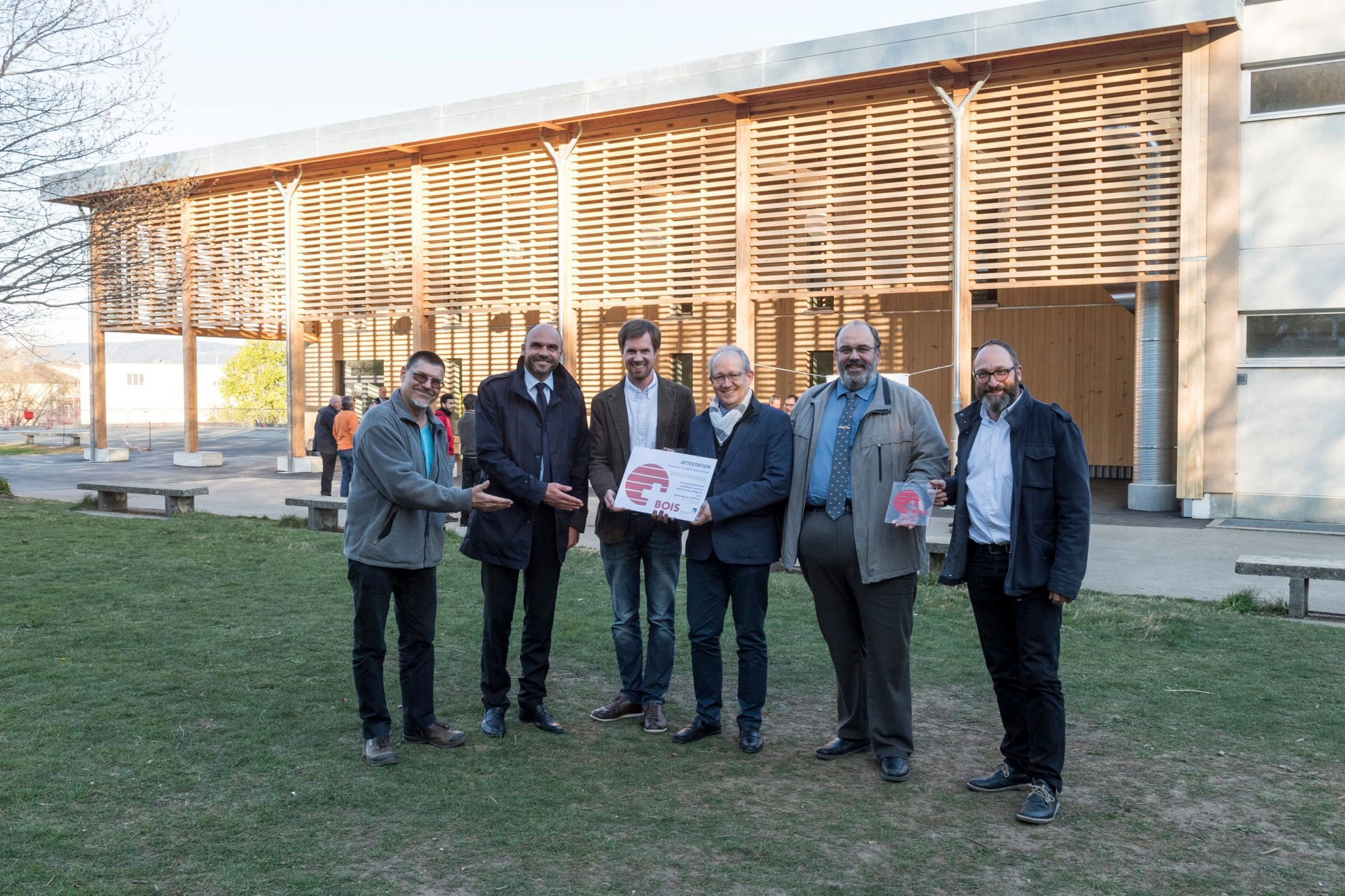 Remise d'un label certificat Bois Suisse a la commune de Val-de-Ruz pour le college du Lynx.

Les Geneveys-sur-Coffrane, le 20.04.2017

Photo : Lucas Vuitel