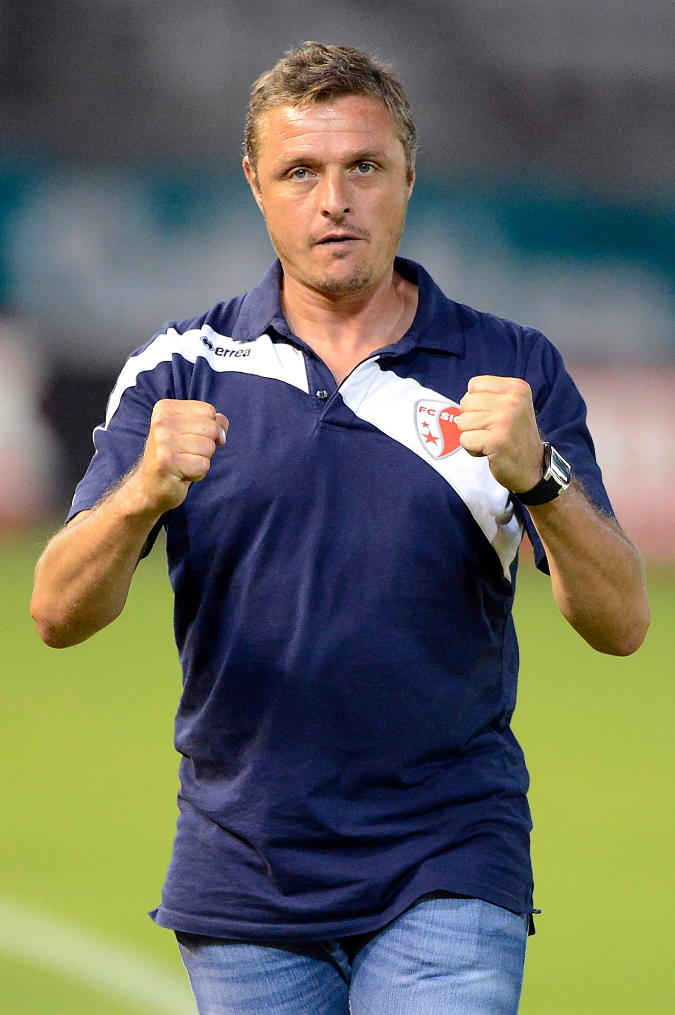 ARCHIVBILD ZUR ENTLASSUNG VON SION-TRAINER ZEIDLER --- L'entraineur sedunois Sebastien Fournier celebre la victoire lors de la rencontre de football de Super League entre FC Lausanne-Sport, LS, et FC Sion ce samedi 11 aout 2012 au stade Olympique de la Pontaise a Lausanne. (KEYSTONE/Olivier Maire) SCHWEIZ FUSSBALL SION TRAINERENTLASSUNG