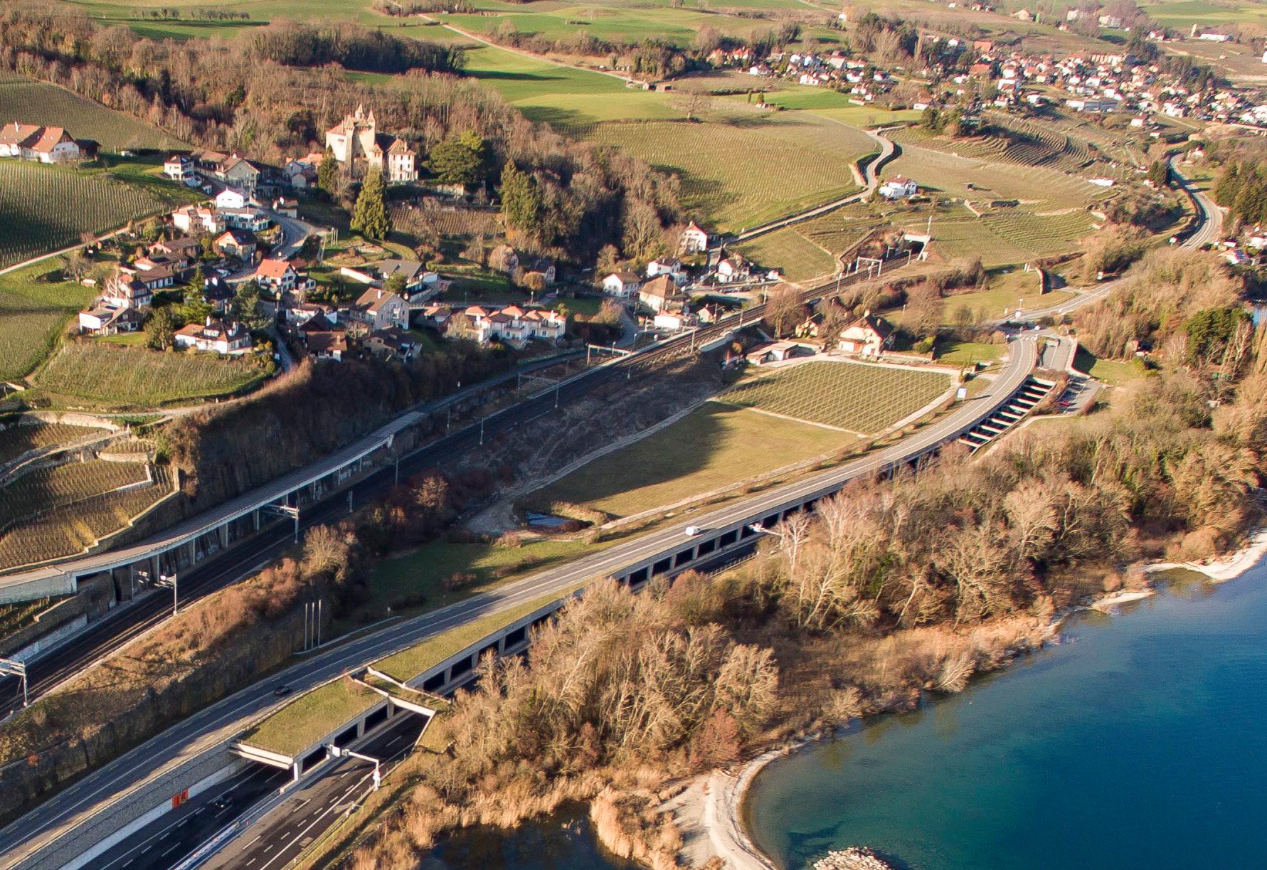 Reseau routier et ferroviaire. Vue aerienne de l'autoroute et du chemin de fer du cote de Vaumarcus

Vaumarcus, le 05.02.2016 

Photo : Lucas Vuitel VAUMARCUS