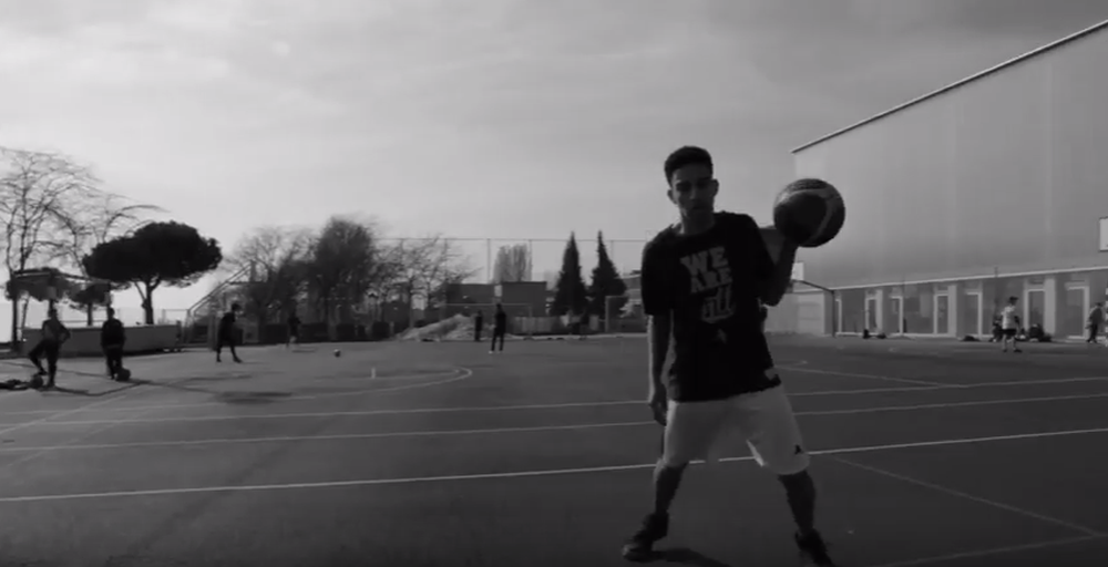 Le clip suit le parcours de Tyler, un jeune basketteur.