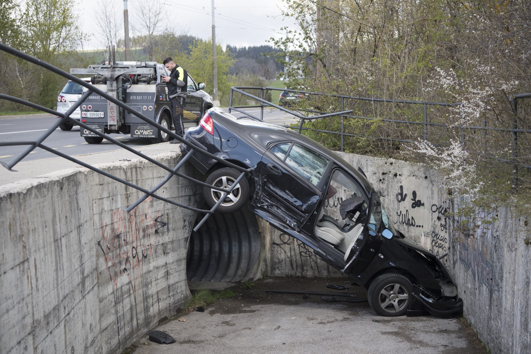 La voiture a défoncé la barrière et plongé dans le fossé. © David Marchon