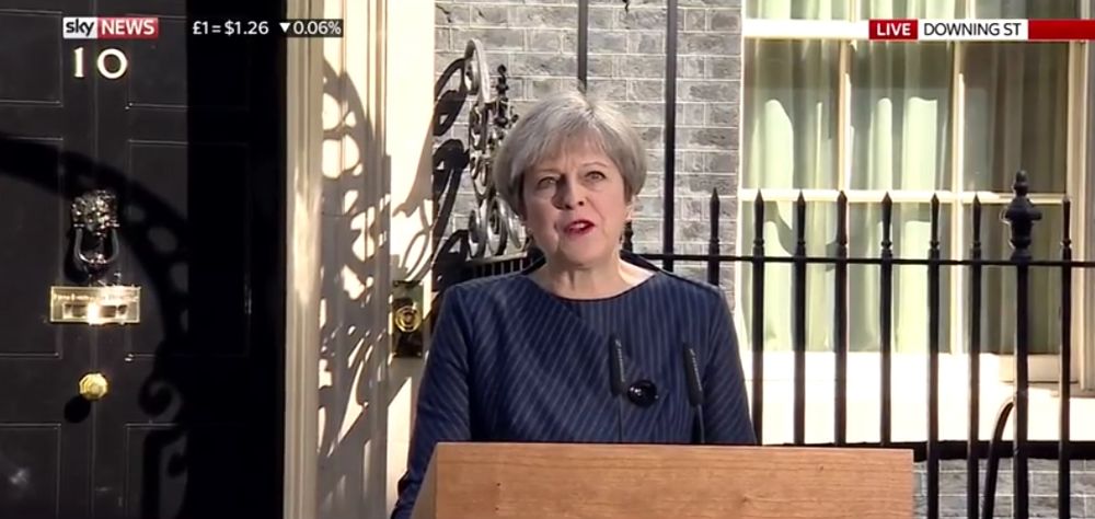 La Première ministre britannique Theresa May a fait cette annonce surprise devant sa résidence de Downing Street.