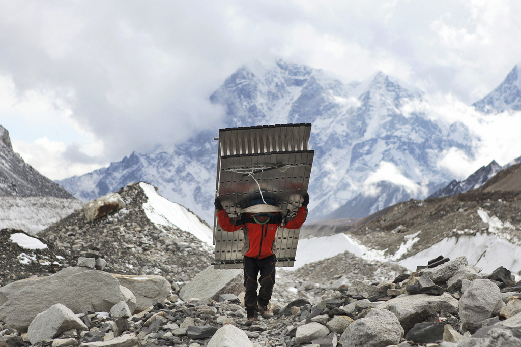 Avec de lourdes charges sur le dos, les Sherpas se déplacent en altitude sans trop de difficultés grâce à des capacités physiques étonnantes.