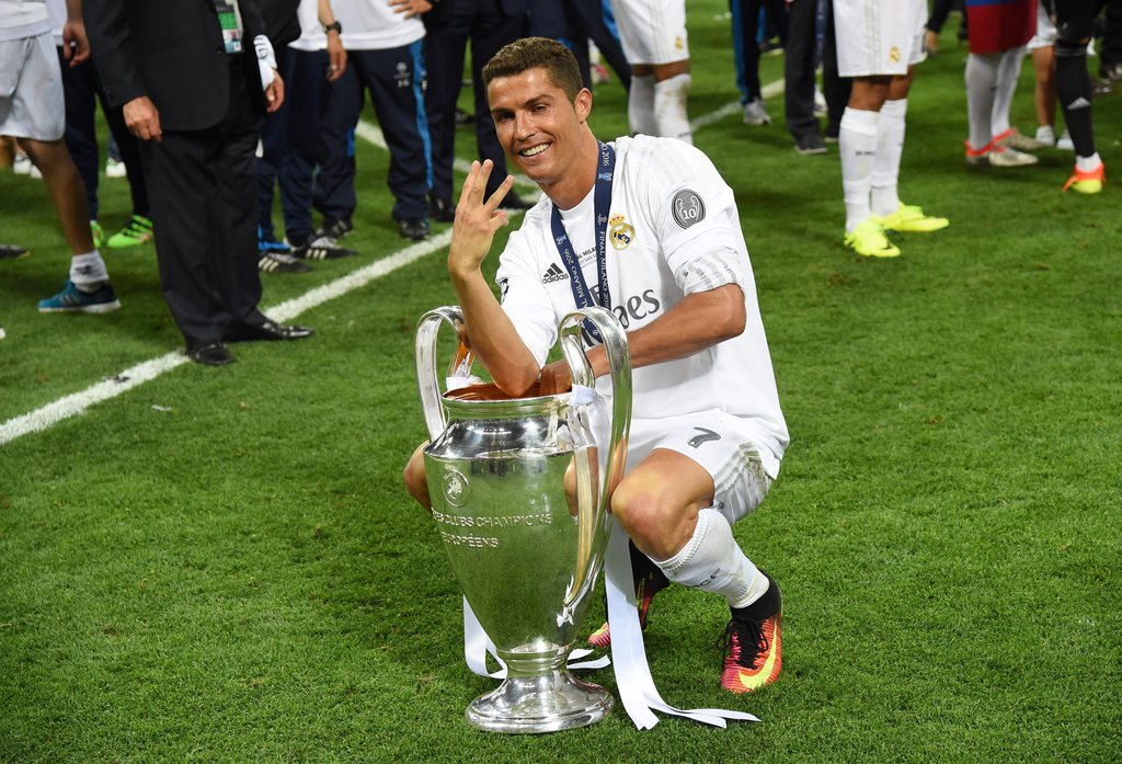 La coupe avec laquelle pose Cristiano Ronaldo est gravée par une entreprise de la Mère-Commune.