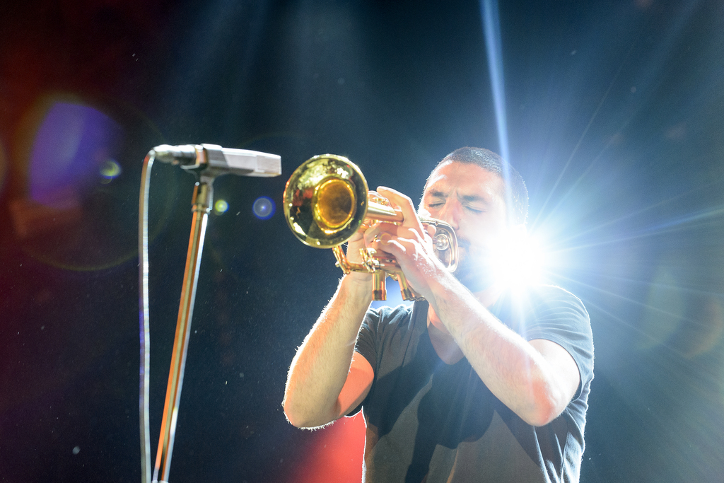 Ibrahim Maalouf a la particularité de jouer sur une trompette à quatre pistons.