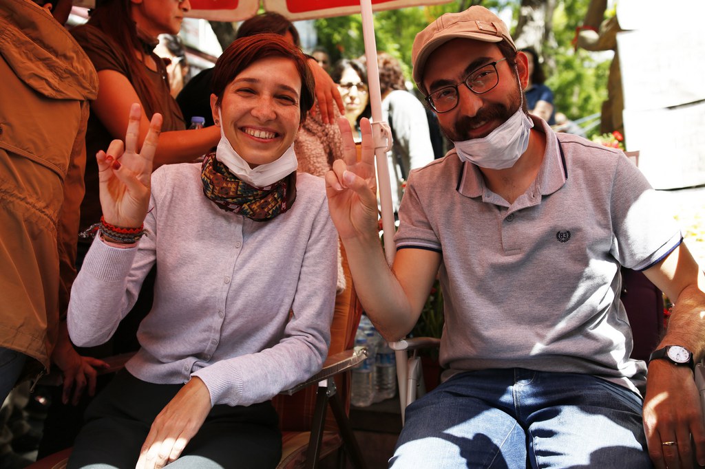 Nuriye Gulmen et Semih Ozakca campent devant le monument des droits de l'homme à Ankara.