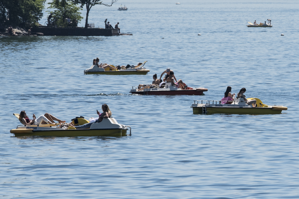 Les pédalos étaient de sortie ce mercredi sur le lac de Zurich.