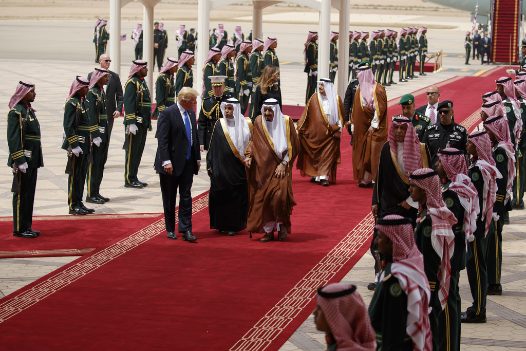 Le roi Salmane a accueilli Donald Trump à sa descente d'avion, lui serrant la main, ainsi qu'à son épouse Melania.