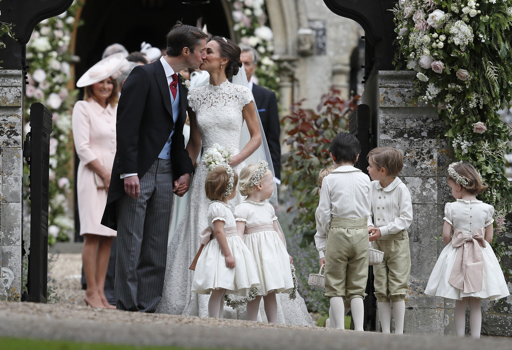 Pippa Middleton et James Matthews à la sortie de l'église St Mark d'Englefield, à l'ouest de Londres.