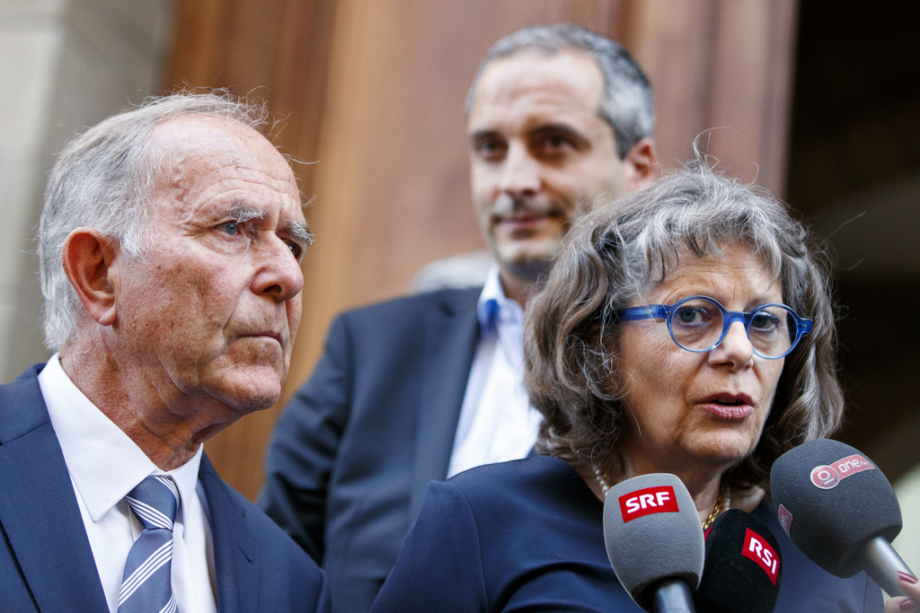 Les parents d'Adeline et son compagnon (derrière), à la sortie du Palais de justice de Genève.